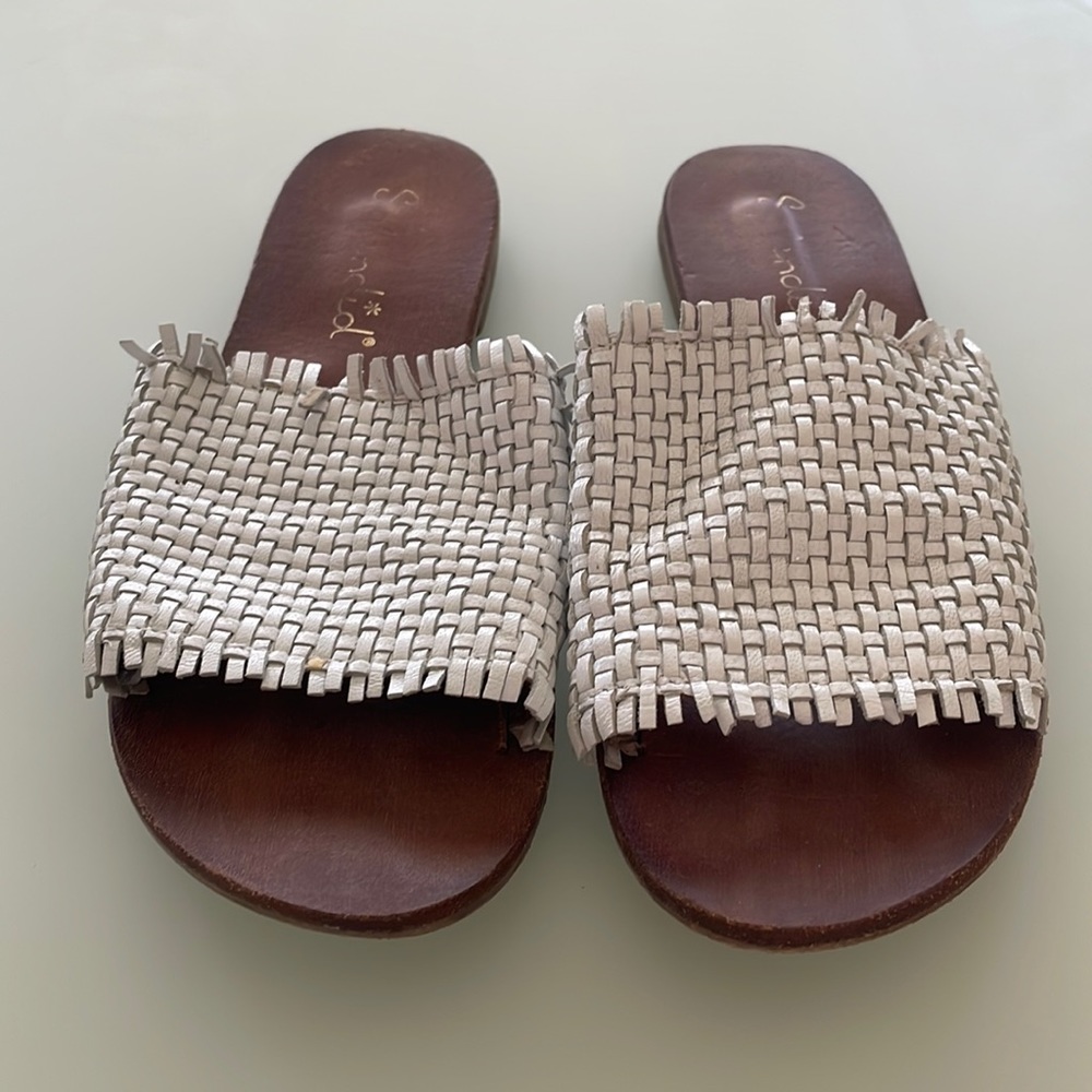 Splendid white woven sandals